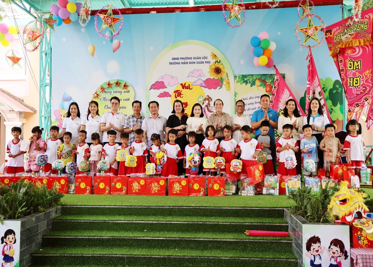 Các đồng chí lãnh đạo cơ quan Báo cùng mạnh thường quân trao quà cho các cháu