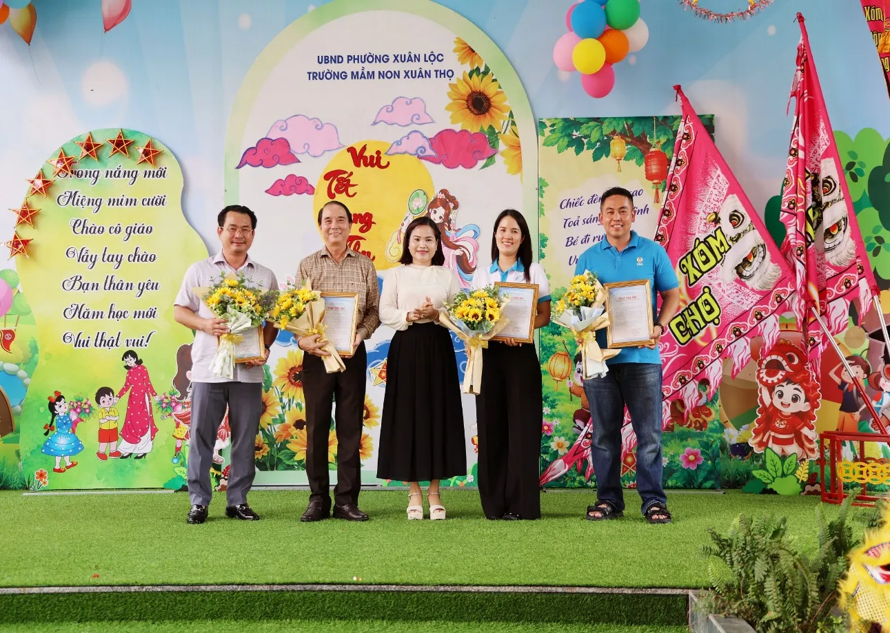 Lãnh đạo trường trao thư cảm ơn, tri ân