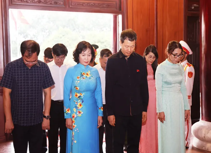 Bí thư Thành ủy Vũ Hồng Văn dâng hương tại Đền thờ Liệt sĩ Xuân Lộc