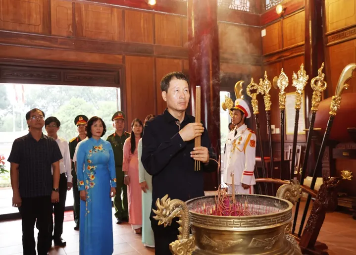 Đồng chí Vũ Hồng Văn, Ủy viên Ban chấp Hành Trung ương Đảng, Bí thư Thành ủy, Trưởng đoàn Đại biểu Quốc hội thành phố Đồng Nai dâng hương viếng Chủ tịch Hồ Chí Minh và các anh hùng liệt sĩ