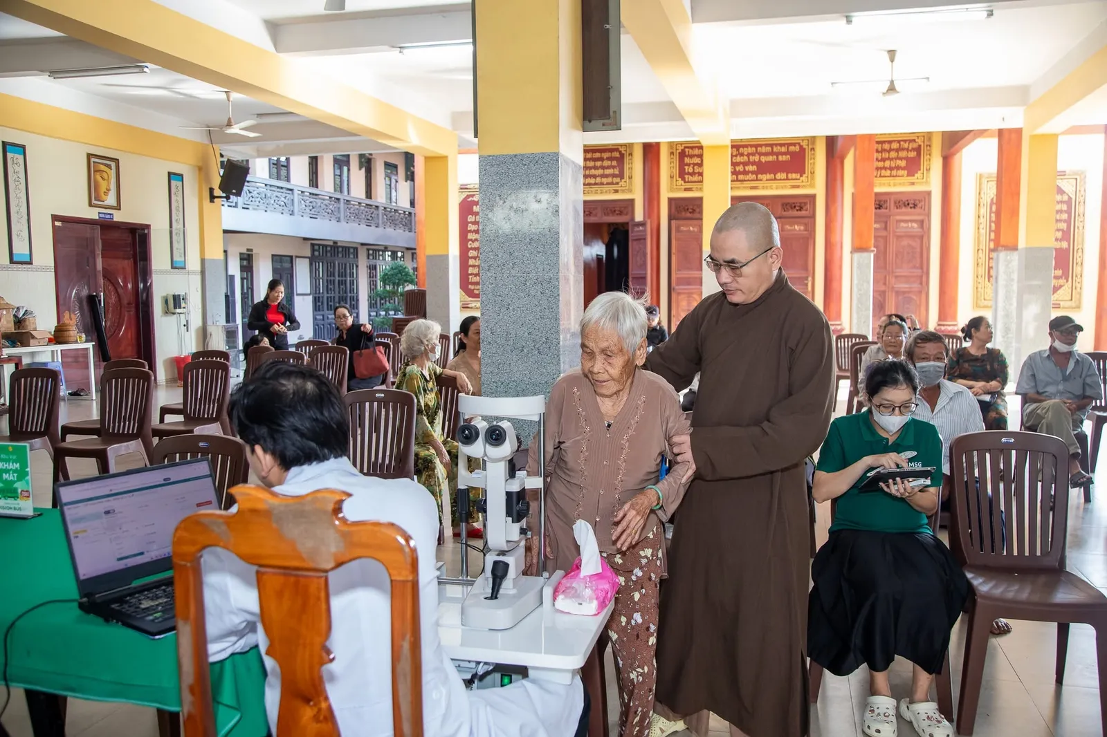Chùa Minh Hiệp, phường Xuân Lộc phối hợp với Bệnh viện Mắt Sài Gòn Đồng Nai tổ chức chương trình khám và tư vấn mắt miễn phí cho người dân trên địa bàn phường Xuân Lộc.
