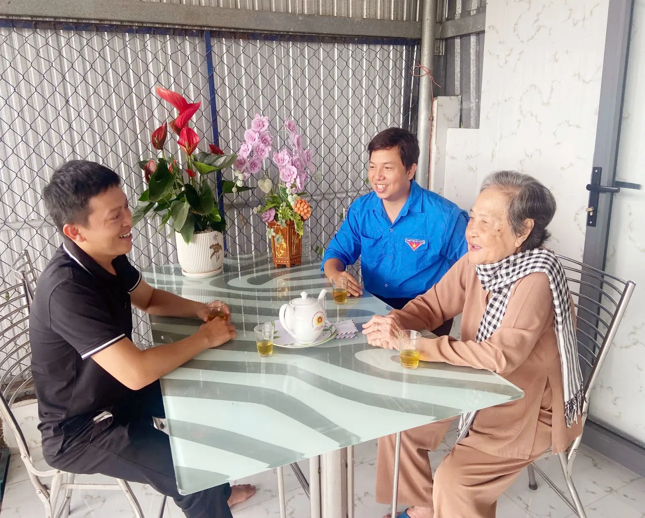 Cửa hàng Vi Tính Ông Đồn thăm, tặng quà Mẹ Việt Nam Anh hùng