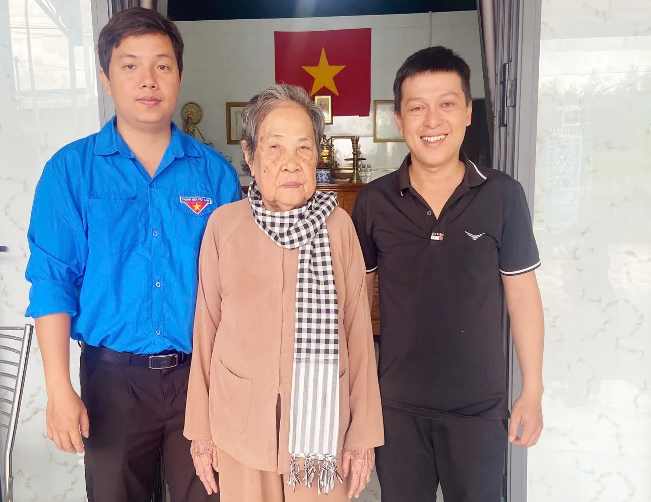 Chụp ảnh lưu niệm cùng Mẹ