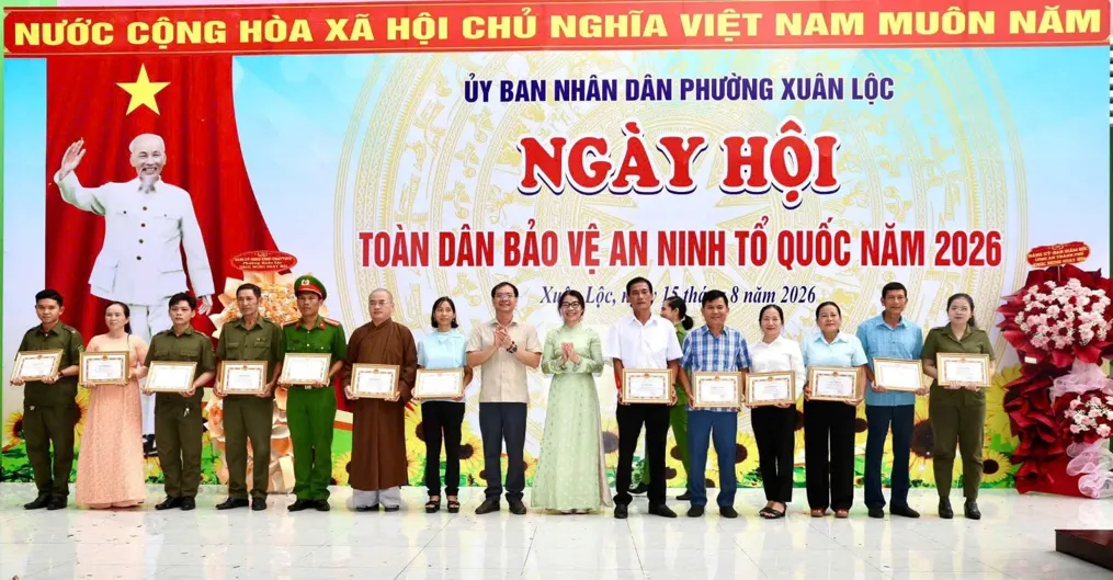 Đại đức Thích An Quang hỗ trợ người cao tuổi đến khám mắt miễn phí tại Chùa