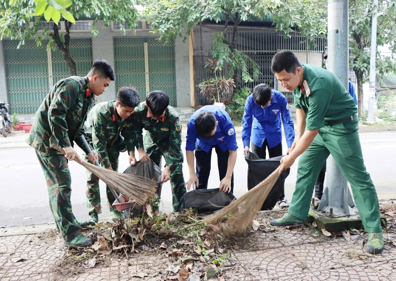 Bàn giao công trình đèn đường năng lượng mặt trời tại khu phố Việt Kiều