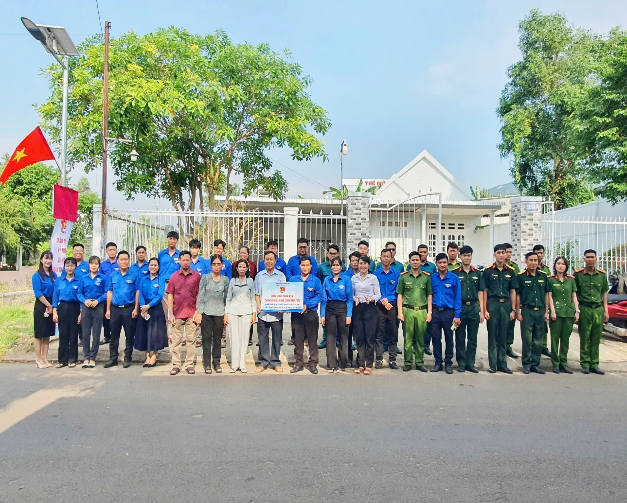 Các lực lượng tham gia dọn vệ sinh môi trường