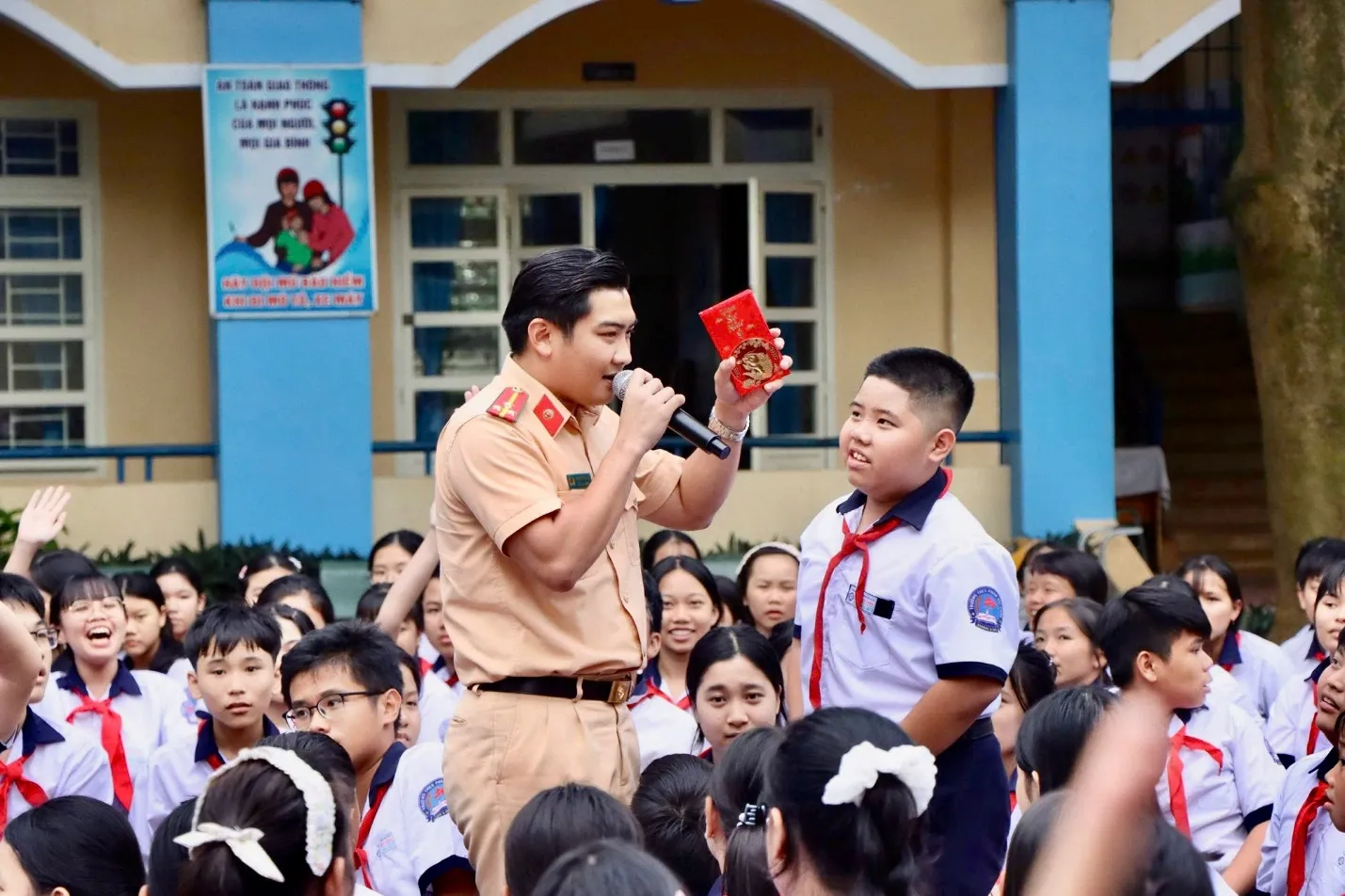 Đưa kiến thức an toàn giao thông đến gần với học sinh