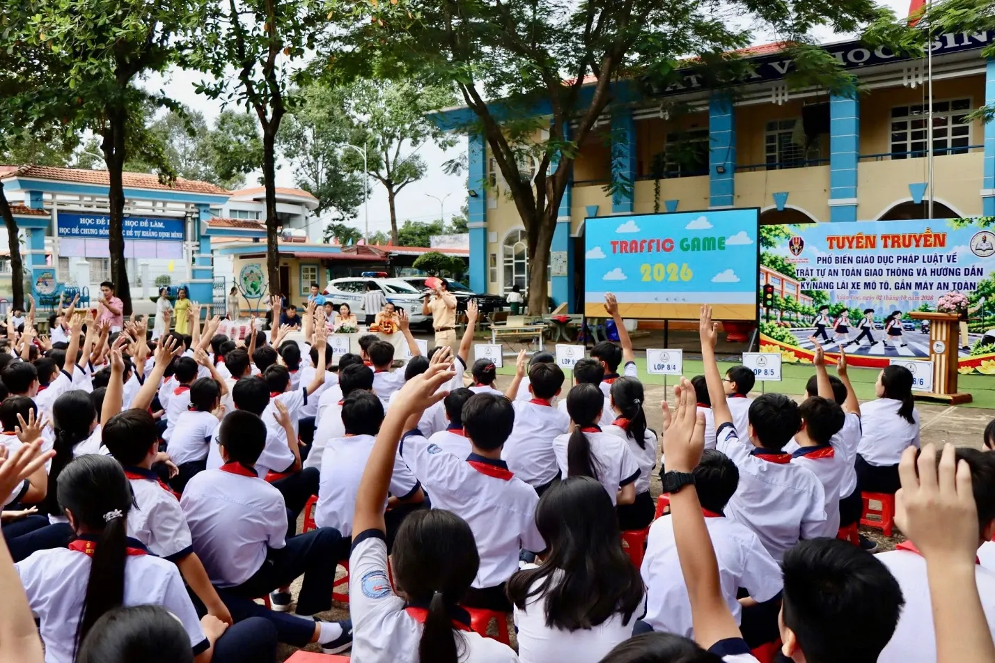 Cán bộ Phòng CSGT, Công an Thành phố Đồng Nai tuyên truyền tại chương trình