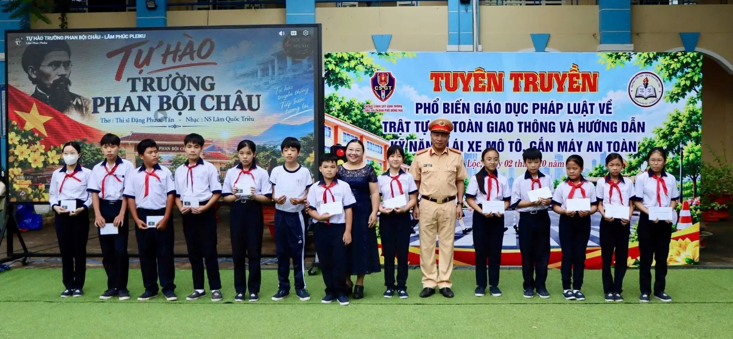 Trao tặng học bổng