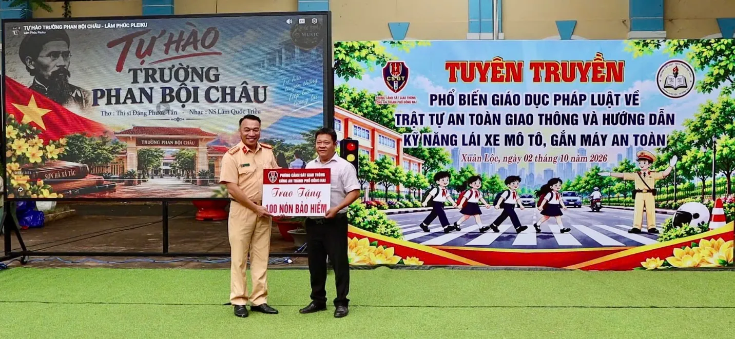 Trao tặng bảng tượng trưng 100 nón bảo hiểm cho nhà trường