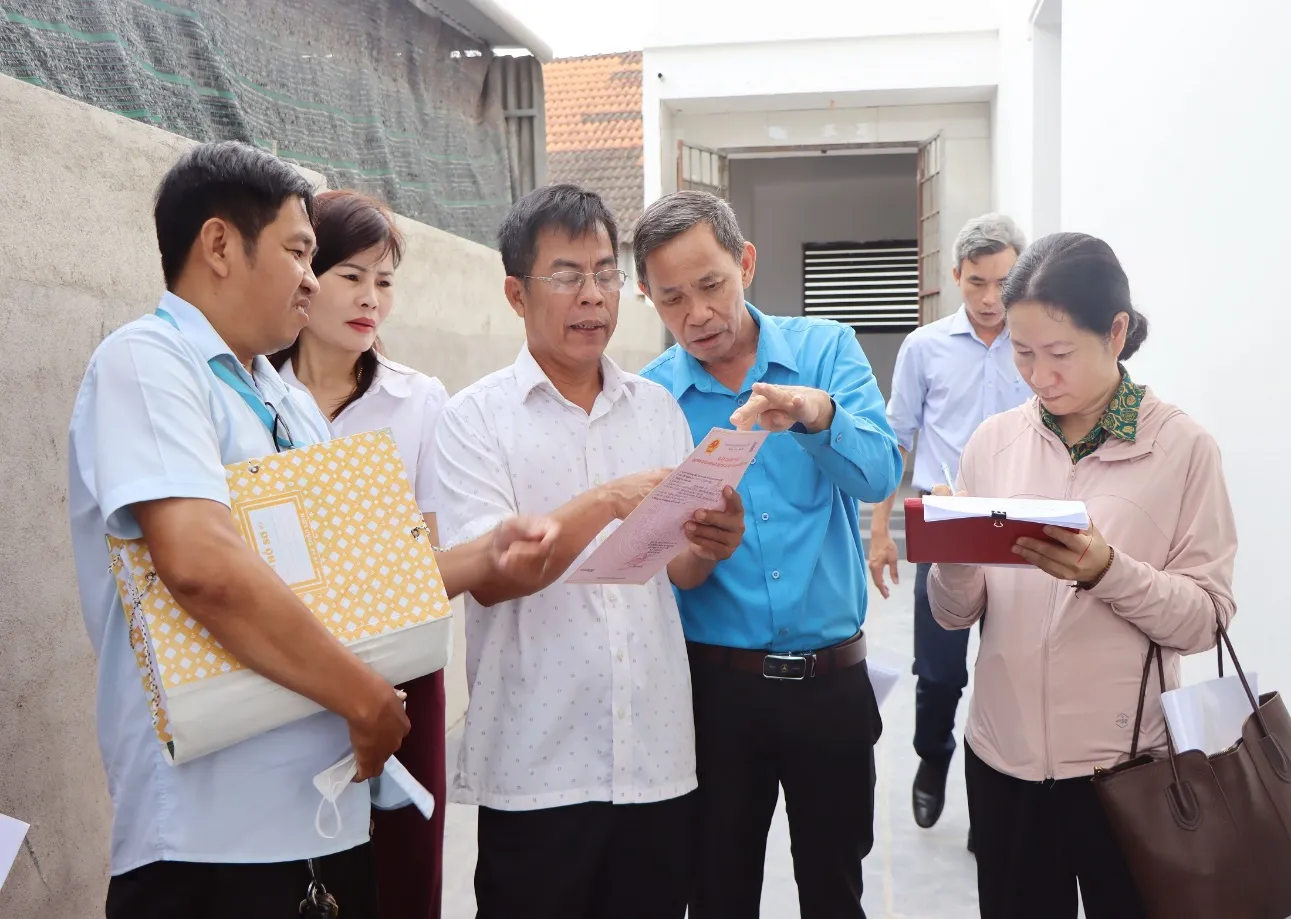 Đoàn giám sát kiểm tra hồ sơ, sổ sách và các giấy tờ liên quan tại các nhà ở đang xây dựng