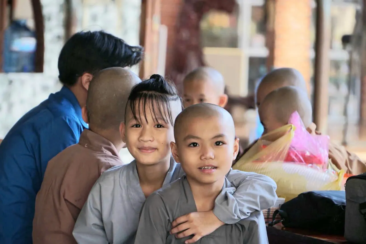 Các cháu mồ côi ở Mái ấm Linh Quang