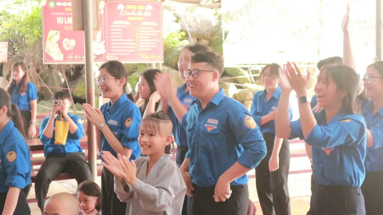 Những hoạt động của các bạn đoàn viên trong chiến dịch Hoa Phượng Đỏ