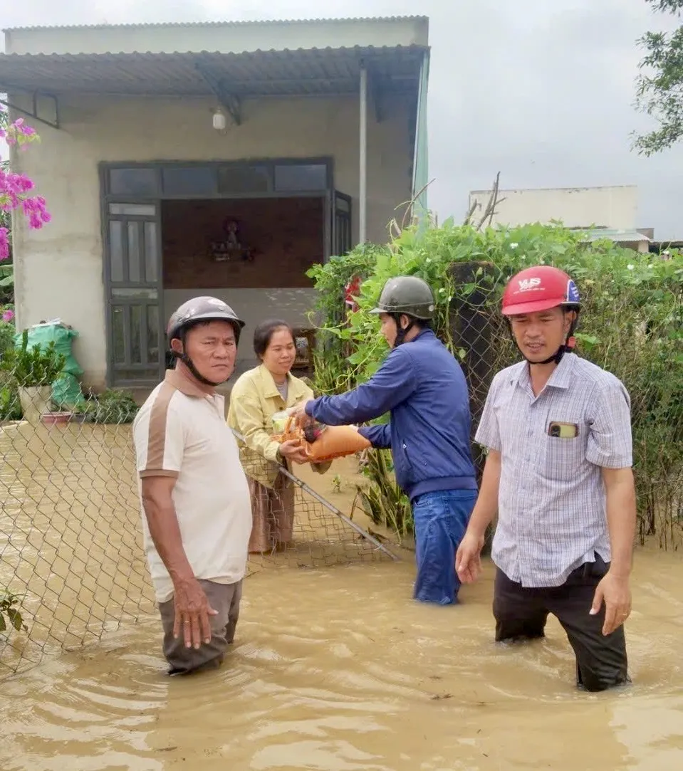 Khu phố Suối Cát thăm, tặng quà các hộ dân bị ảnh hưởng do mưa bão, ngập lụt