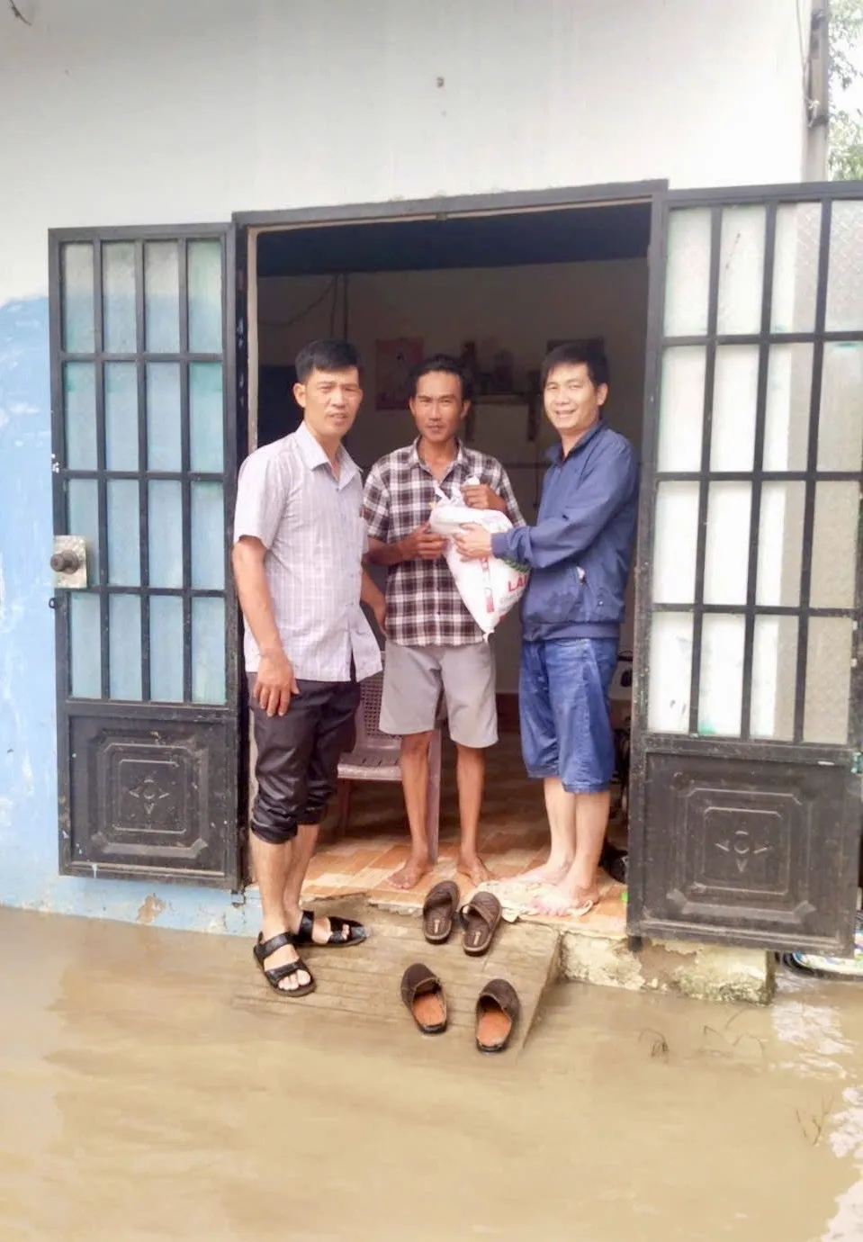 Giá trị mỗi phần quà tuy không lớn nhưng thể hiện tinh thần “Tương thân tương ái”