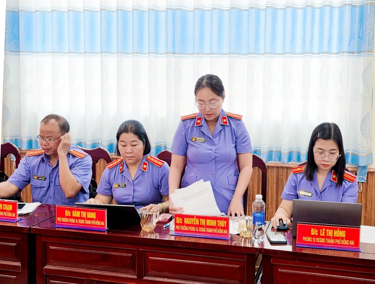 Lãnh đạo các phòng nghiệp vụ trao đổi tại buổi công tác