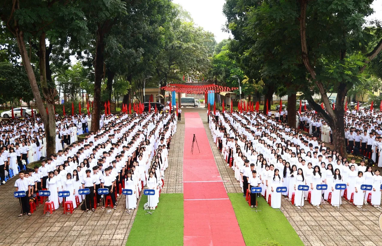 Học sinh khối lớp 10 bước vào cấp học mới
