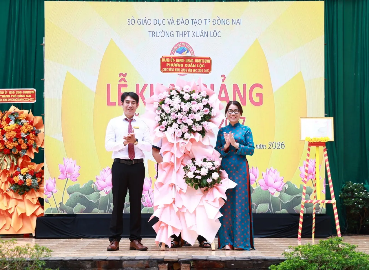 Lãnh đạo thành phố Đồng Nai và phường Xuân Lộc tặng hoa chúc mừng lễ khai giảng