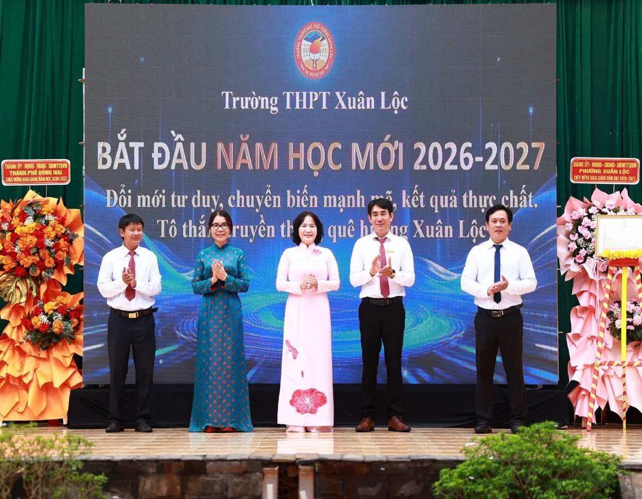 Lãnh đạo thành phố Đồng Nai, lãnh đạo phường Xuân Lộc, đại liện lãnh đạo Sở GD&ĐT cùng lãnh đạo nhà trường tiến hành nghi thức đặt tay khởi động năm học mới 2026 - 2027