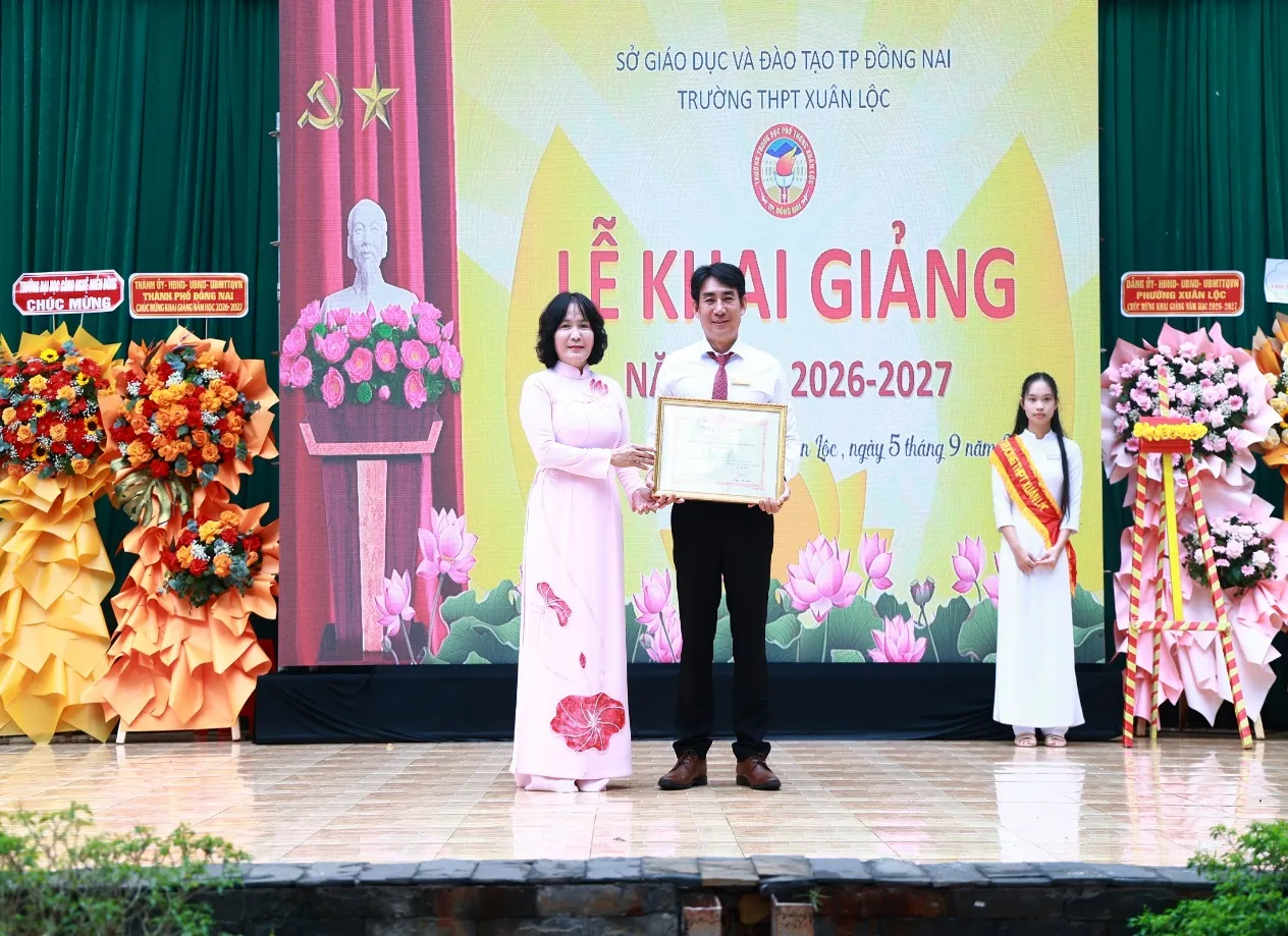 Trường THPT Xuân Lộc đón nhận bằng công nhận trường đạt chuẩn quốc gia
