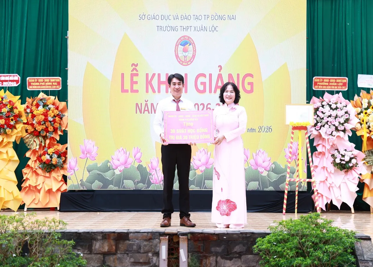 Lãnh đạo thành phố trao tượng trưng học bổng cho học sinh có hoàn cảnh khó khăn