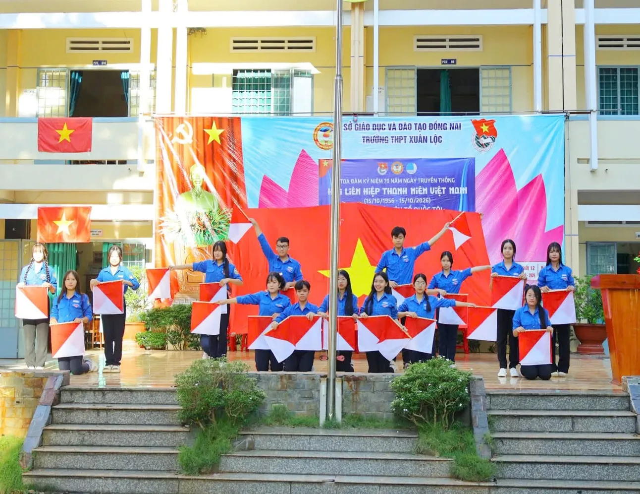 Sôi động các tiết mục múa semaphore