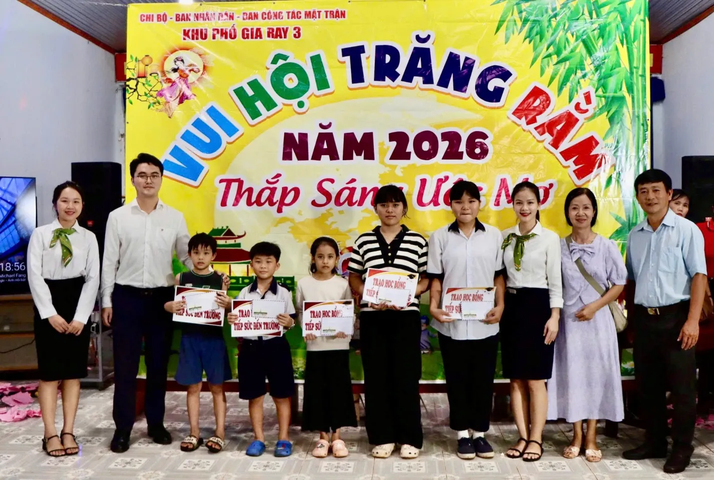 Trao học bổng cho các em có hoàn cảnh khó khăn tại khu phố Gia Ray 3