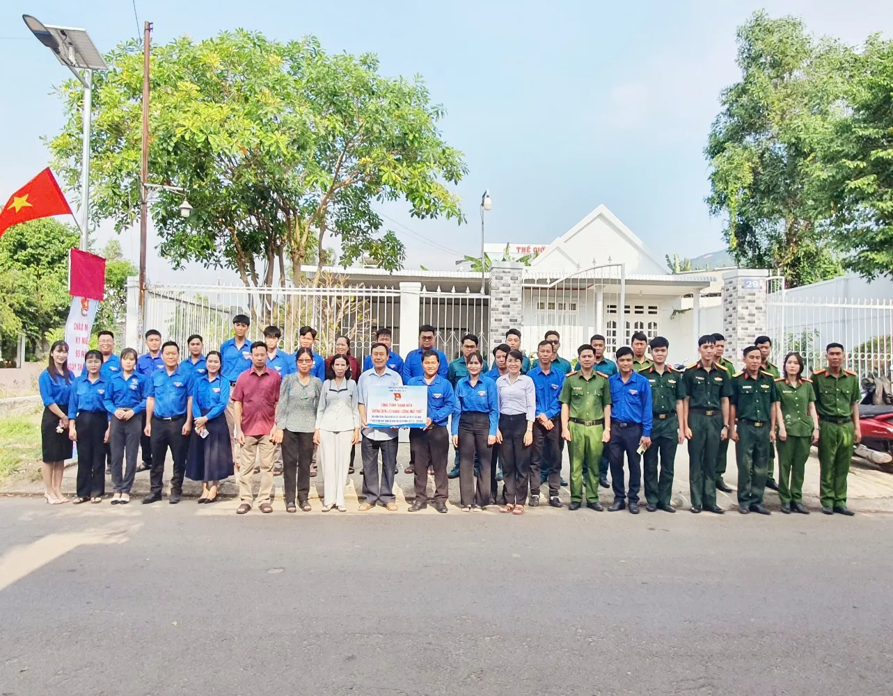 Lễ bàn giao cụm đèn năng lượng mặt trời tuyến đường Xuân Hiệp 10