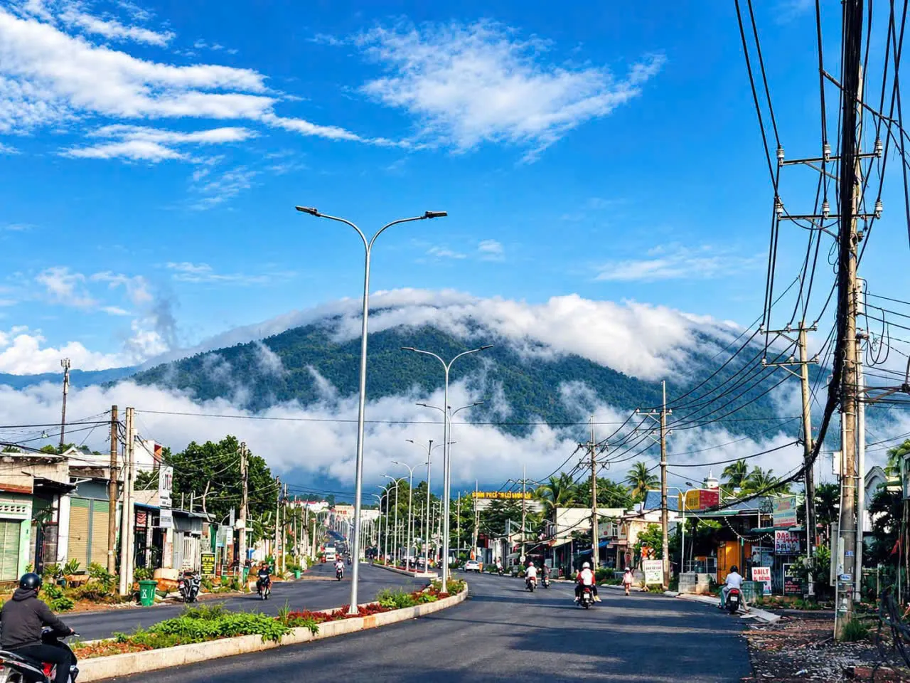 Núi Chứa Chan phủ mây đẹp như tranh.
