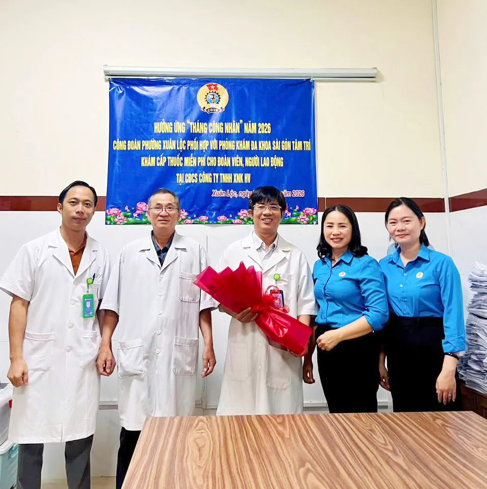 Phối hợp với Công đoàn khám và điều trị bệnh cho công nhân