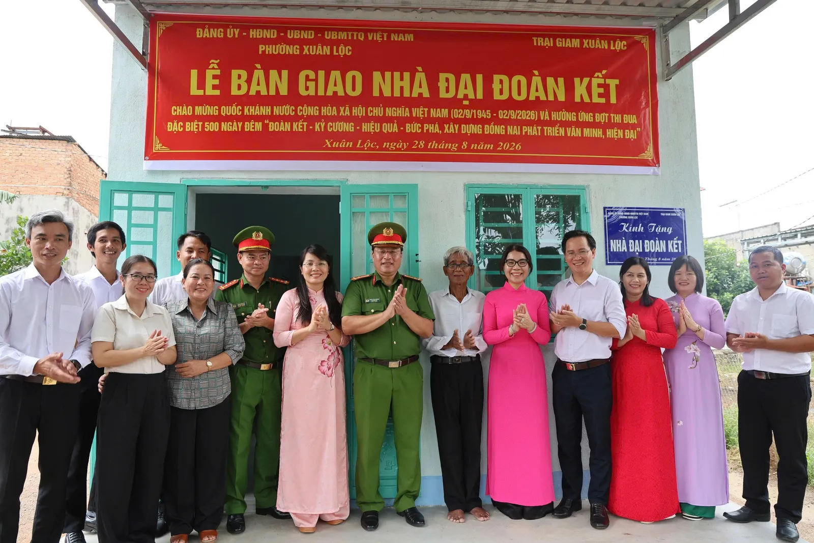 Phường Xuân Lộc trao tặng “Nhà Đại đoàn kết” cho hộ gia đình ông Văn Đốt