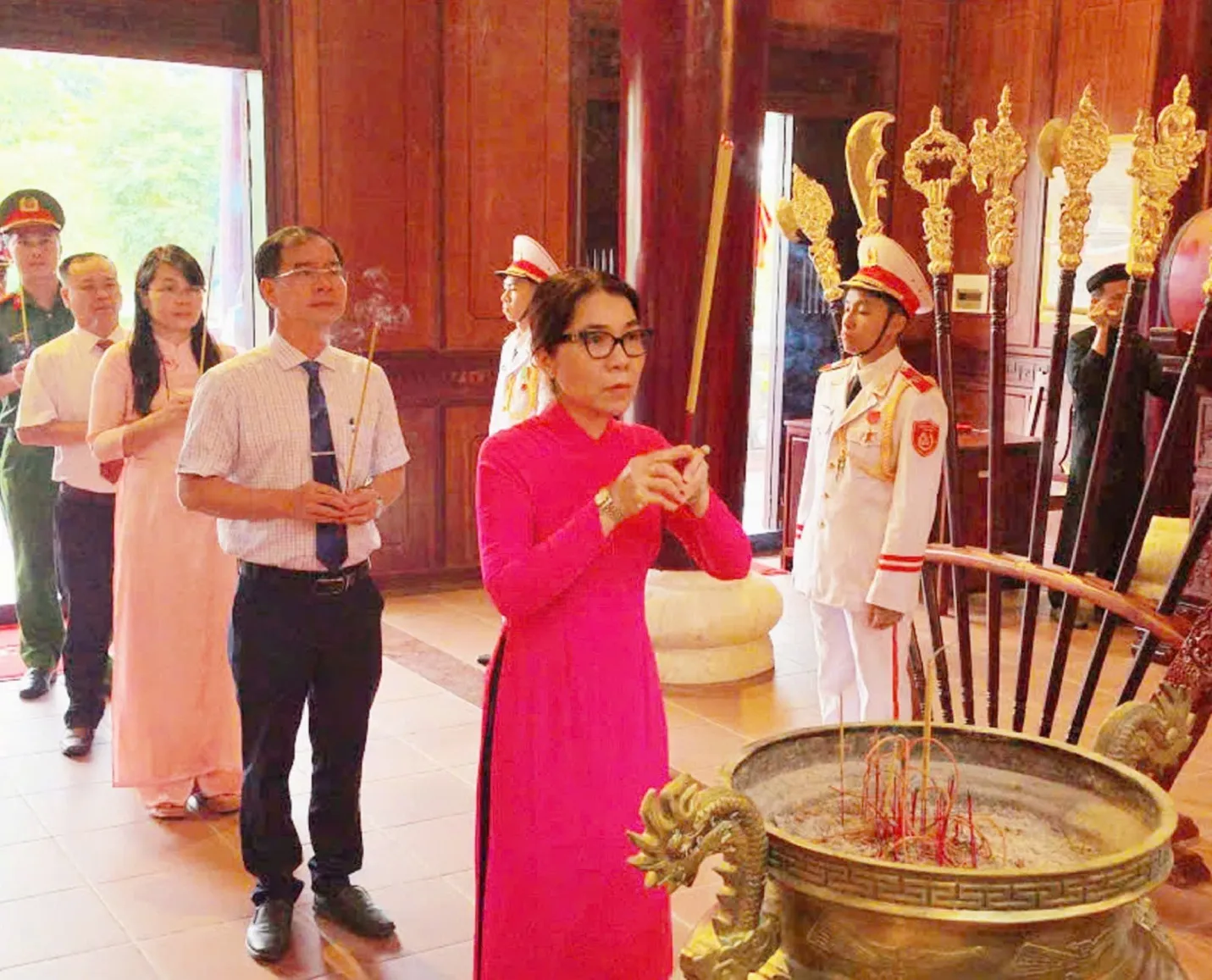 Đồng chí Ngô Thị An, Phó Bí thư Thường trực Đảng ủy dâng hương viếng Đền thờ liệt sĩ Xuân Lộc