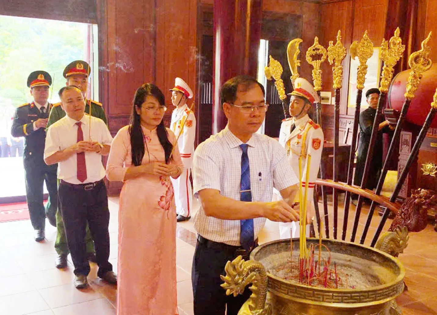Đồng chí Lê Khắc Sơn, Phó Bí thư Đảng ủy, Chủ tịch UBND phường dâng hương tại Đền thờ Liệt sĩ Xuân Lộc