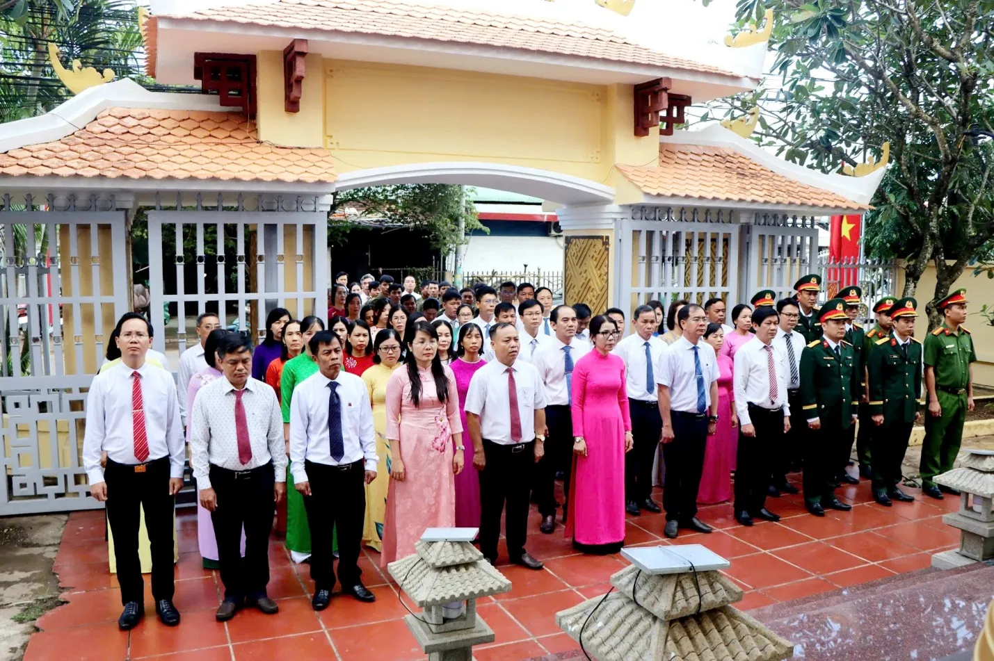 Lãnh đạo phường Xuân Lộc viếng Đền thờ liệt sĩ Xuân Trường