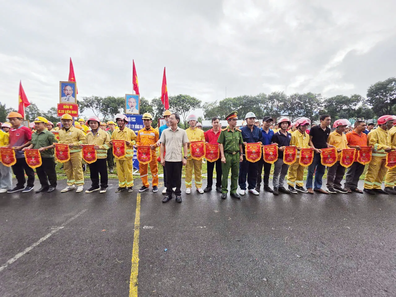 Lãnh đạo phường Xuân Lộc trao cờ cho các đội thi