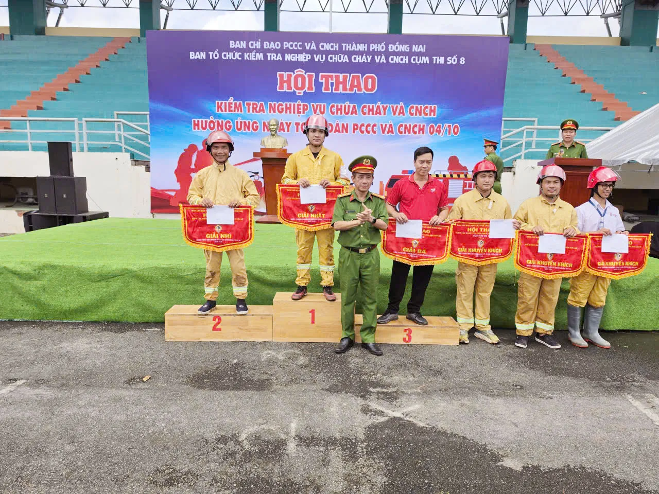 Trao giải nhất, nhì, ba và giải khuyến khích cho các đội đạt giải cao ở 02 phần thi