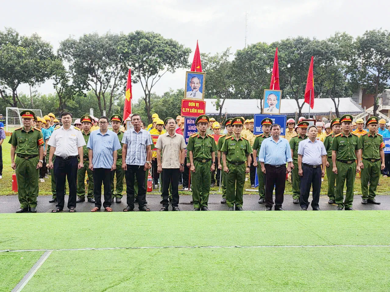 Các đồng chí lãnh đạo chụp hình lưu niệm