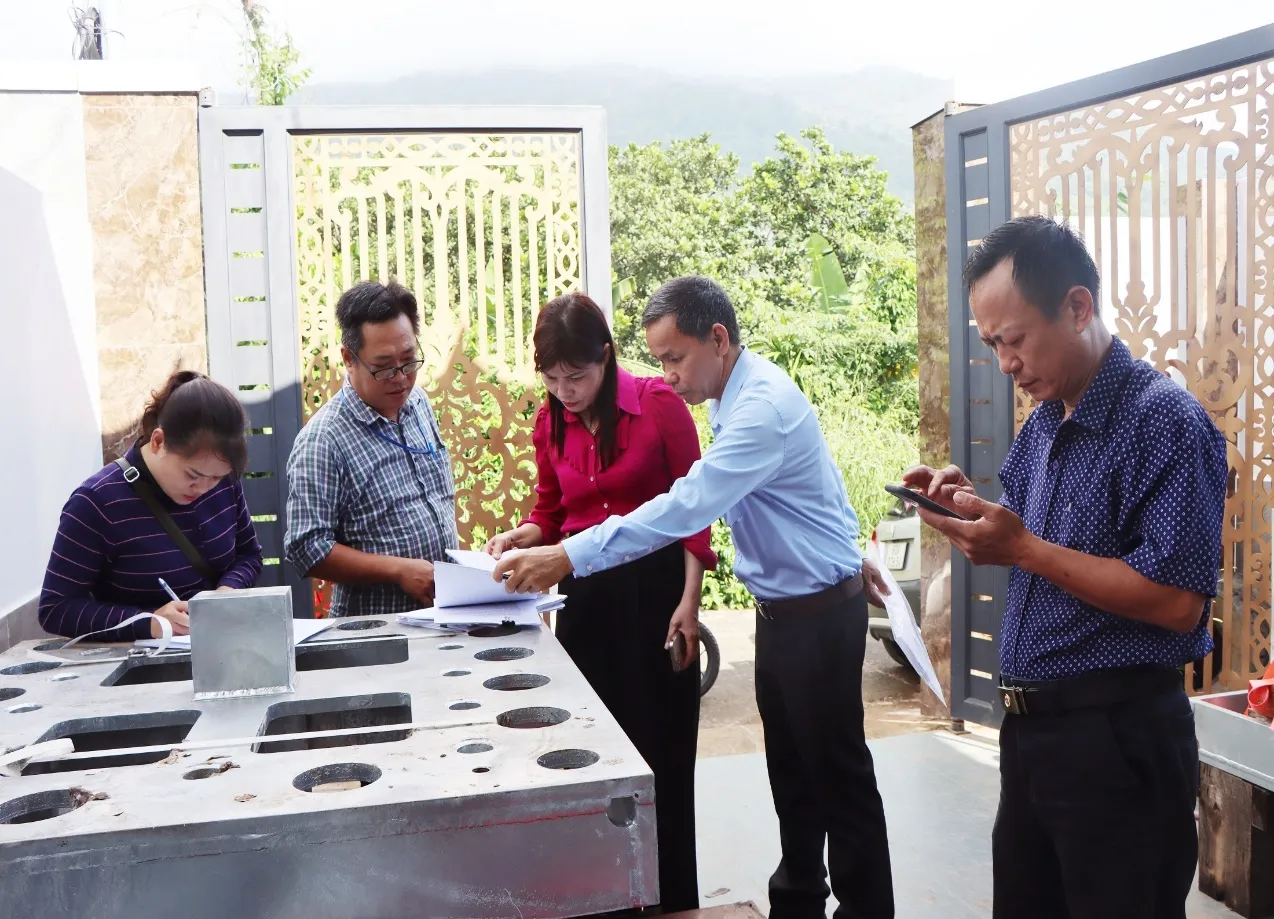 Đoàn giám sát kiểm tra hồ sơ thiết kế, giấy phép xây dựng tại các hộ đang xây nhà
