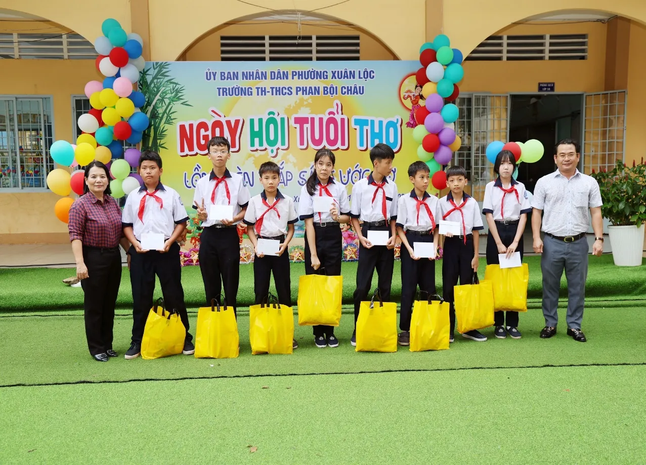 Trao 40 phần quà Trung thu đến học sinh có hoàn cảnh khó khăn