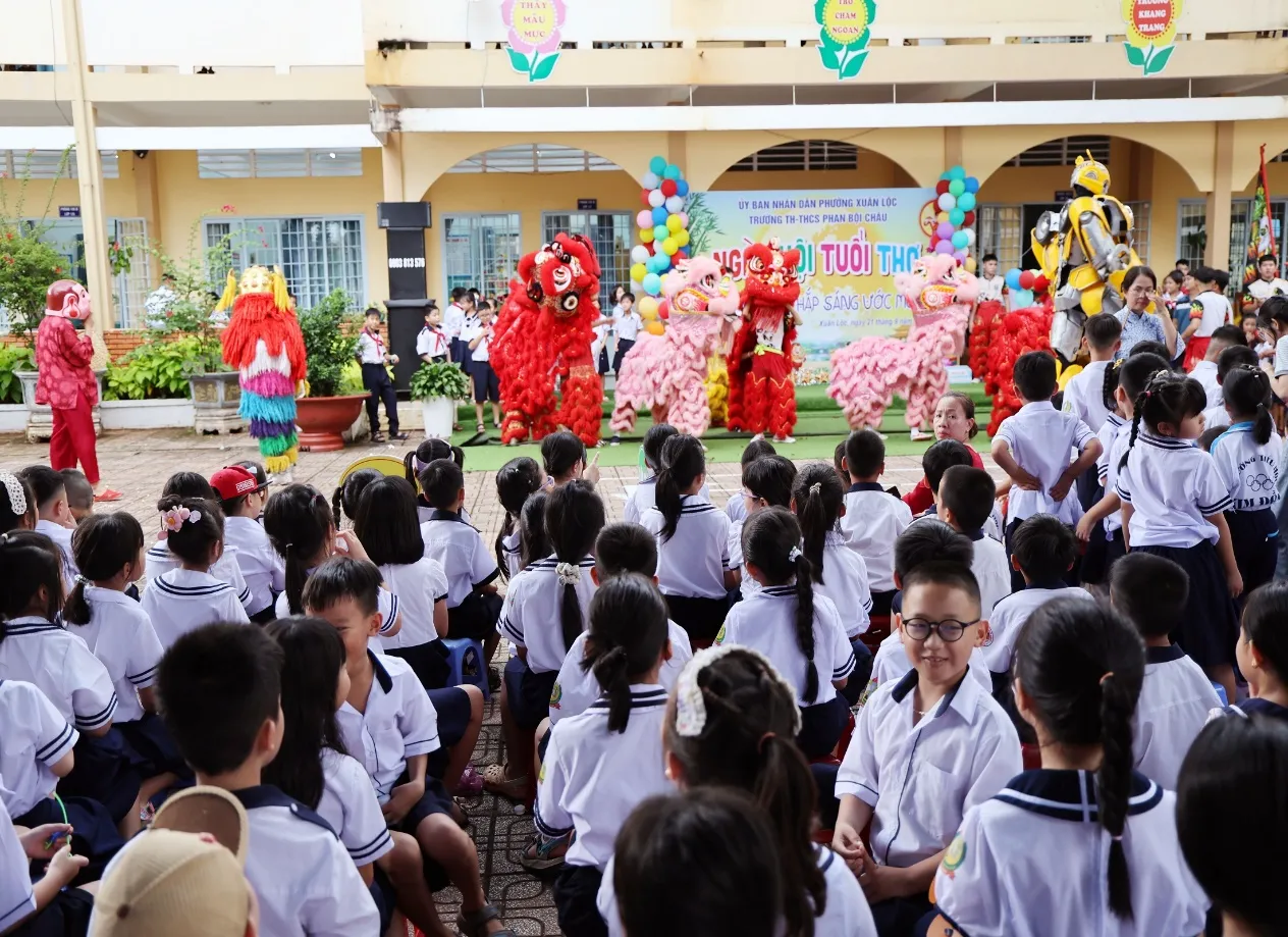 Các tiết mục văn nghệ, múa lân trong chương trình ngày hội tuổi thơ