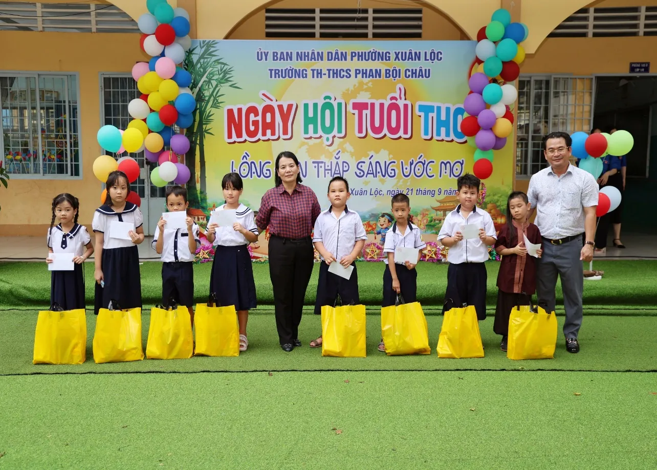 Ban giám hiệu nhà trường cùng đơn vị trài trợ trao quà và học bổng cho các cháu học sinh