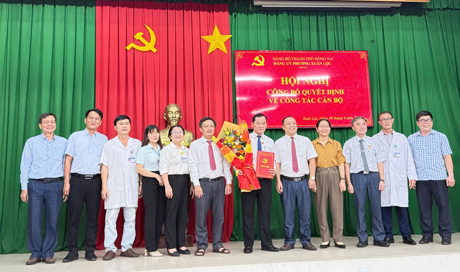 Ông Bùi Thái Chiến chụp ảnh lưu niệm cùng các đại biểu và các đồng chí trong Ban chấp hành Đảng ủy Trung tâm y tế
