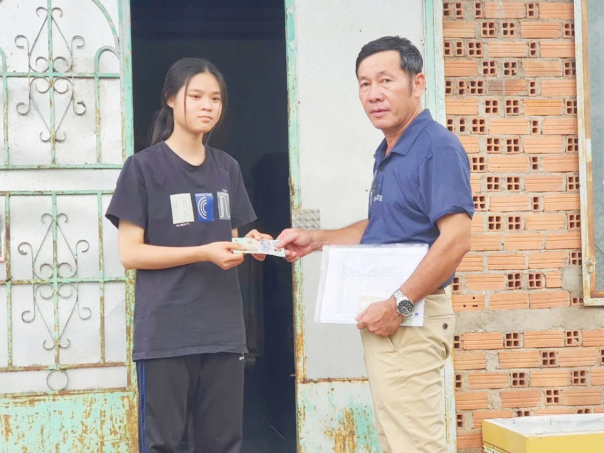 Trao tổng số tiền 53 triệu 600 nghìn đồng học bổng cho học sinh mùa tựu trường