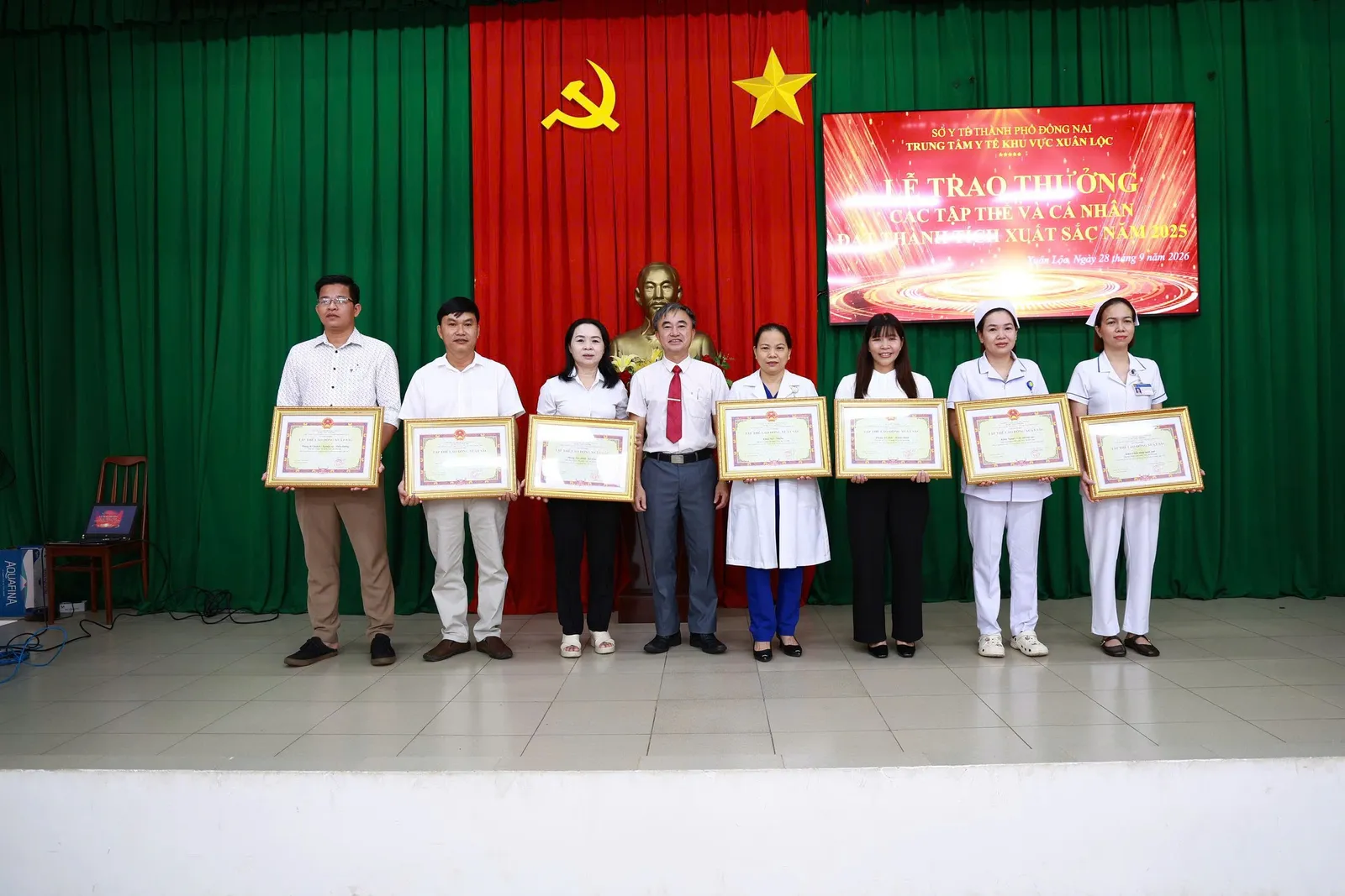 08 tập thể được tặng danh hiệu “Tập thể Lao động xuất sắc”