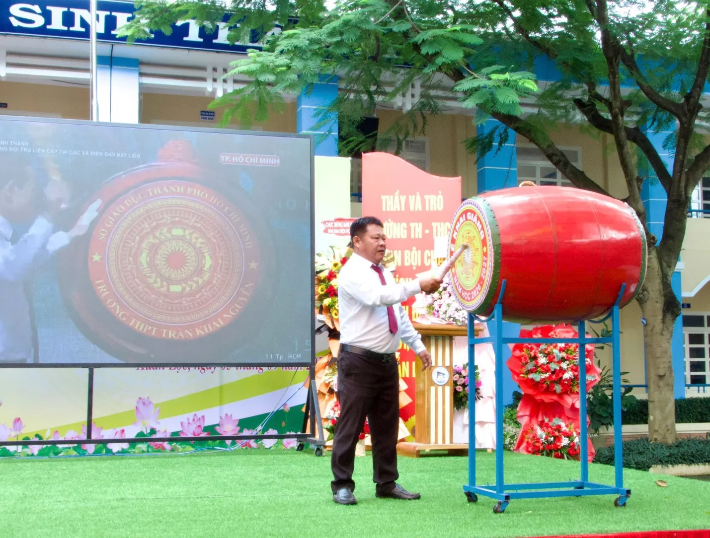 Thầy Nguyễn Thành Thuận, Hiệu trưởng trường TH-THCS Phan Bội Châu đánh trống khai giảng năm học mới