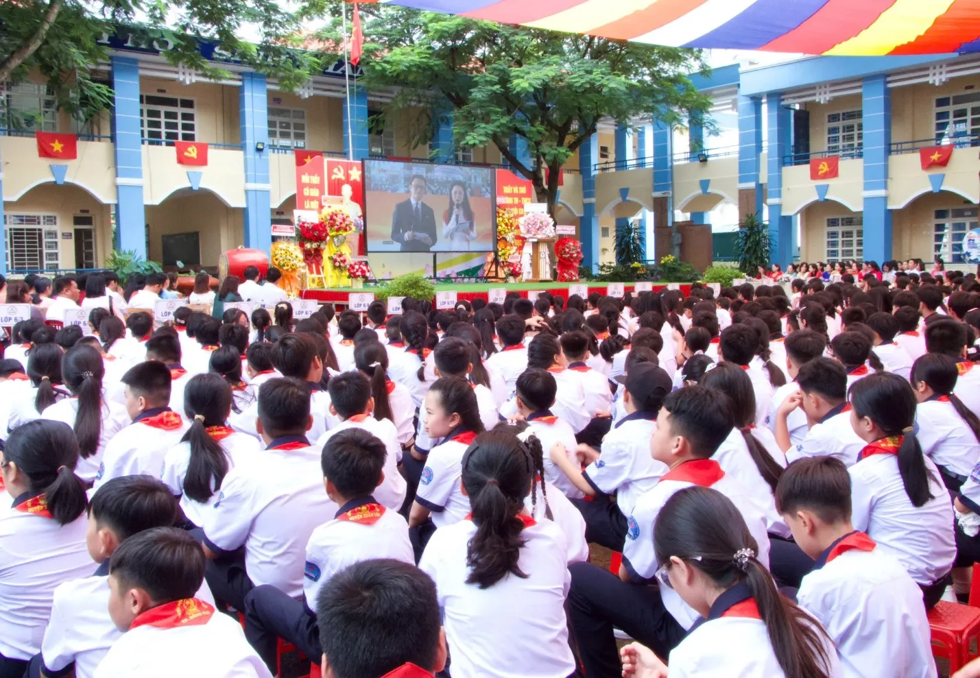 Cán bộ, giáo viên và học sinh tham dự Chương trình trực tuyến Lễ khai giảng năm học 2026 - 2027