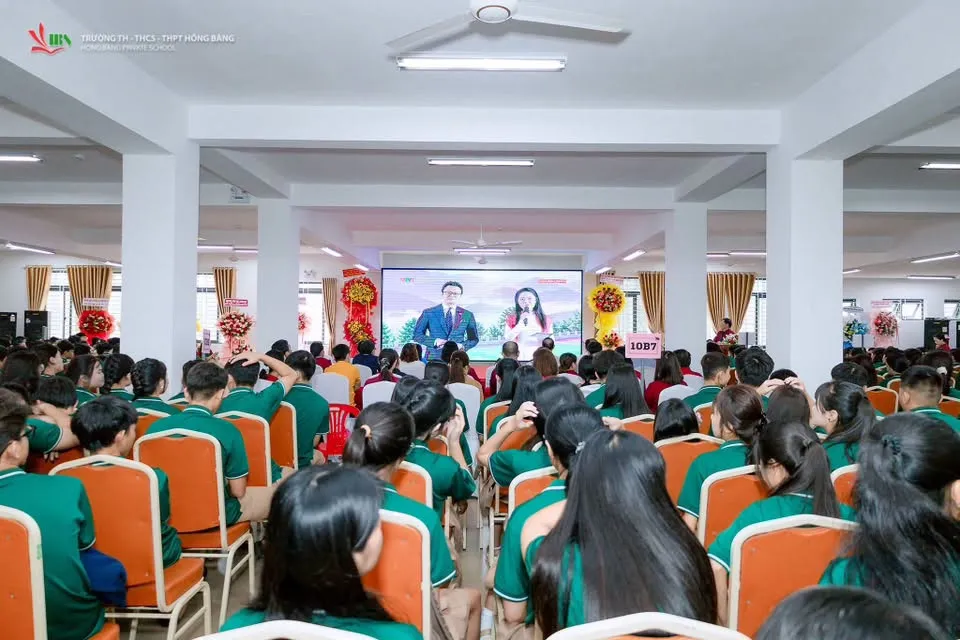 Đại biểu, cán bộ, giáo viên và học sinh nhà trường cùng tham dự Chương trình Lễ khai giảng năm học 2026 - 2027 được tổ chức theo hình thức trực tiếp kết hợp trực tuyến trên phạm vi toàn quốc