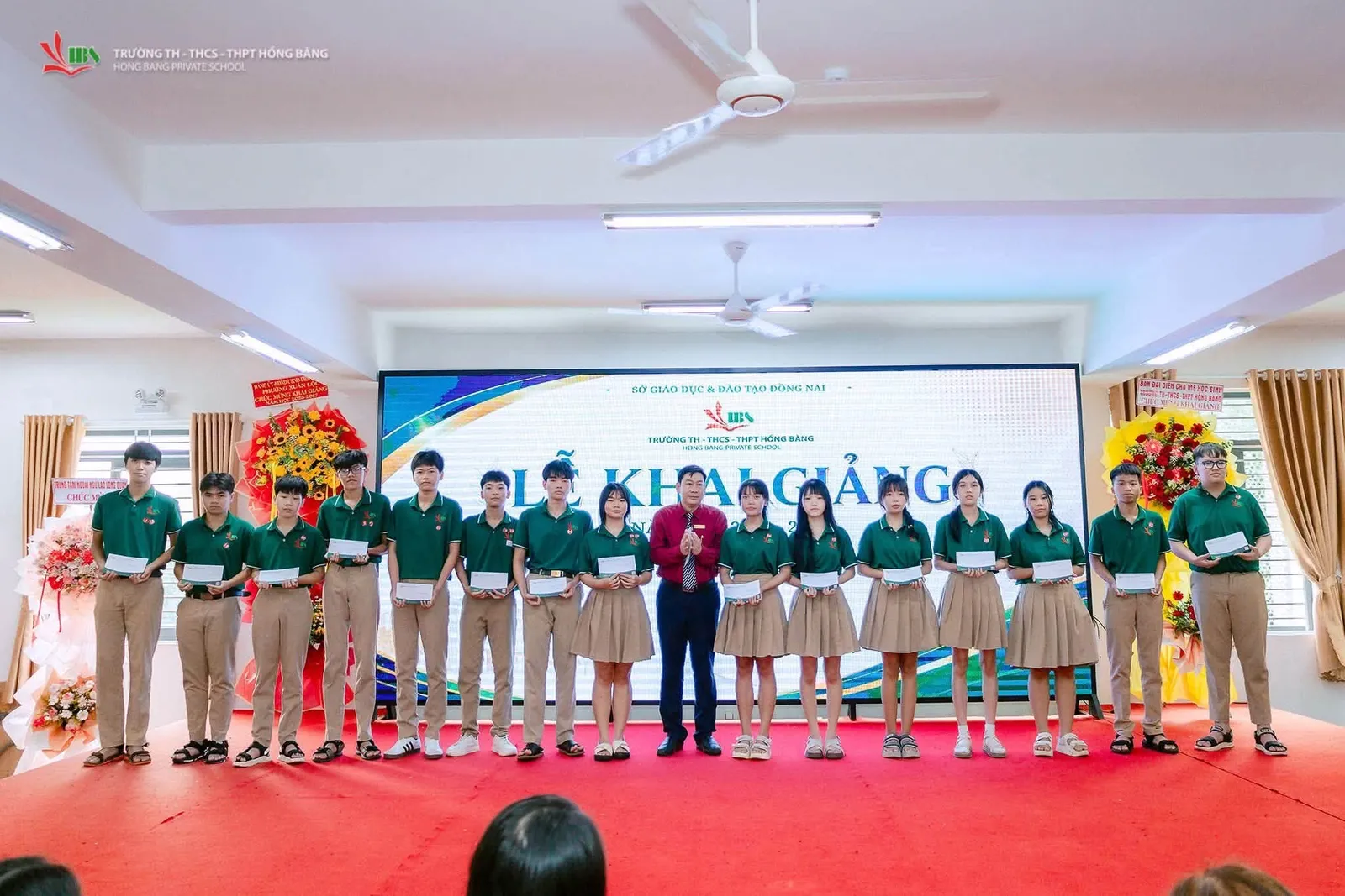 Trường TH-THCS-THPT Hồng Bàng trao học bổng toàn phần cho các em học sinh