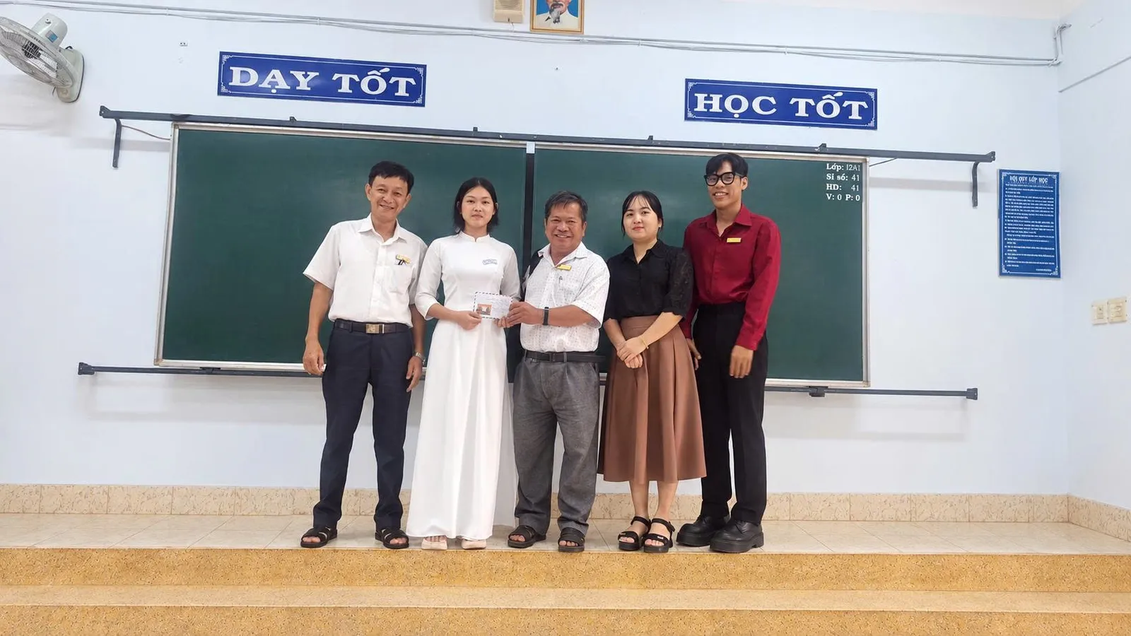 Trường THPT Xuân Thọ trao học bổng khuyến học cho học sinh có hoàn cảnh đặc biệt khó khăn