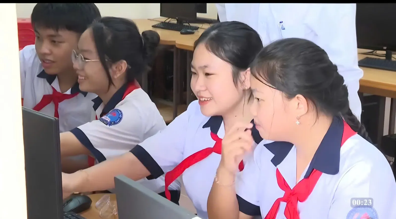 Nguyễn Ngọc Quỳnh Anh cùng các bạn nghiên cứu môn tin học